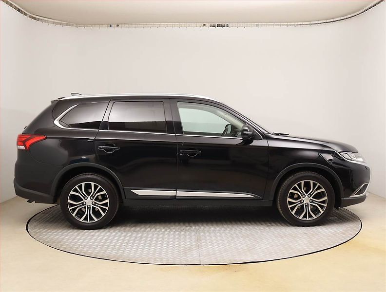 Mitsubishi Outlander (2017) 2.0, 4X4, Automat, 7 míst, ČR - fotka 6 z 20