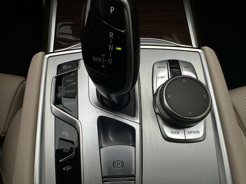 BMW Řada 7 4,4 750i xDrive 390 kW DPH - fotka 39 z 40
