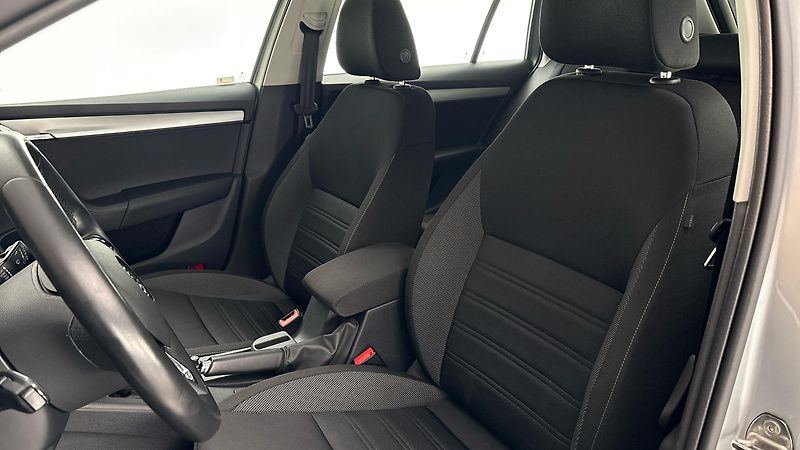 Škoda Octavia 1.6 TDI Ambition Combi - fotka 15 z 24