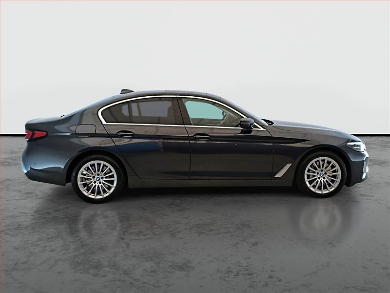 BMW Řada 5 (2023) 530d xDrive - fotka 6 z 16