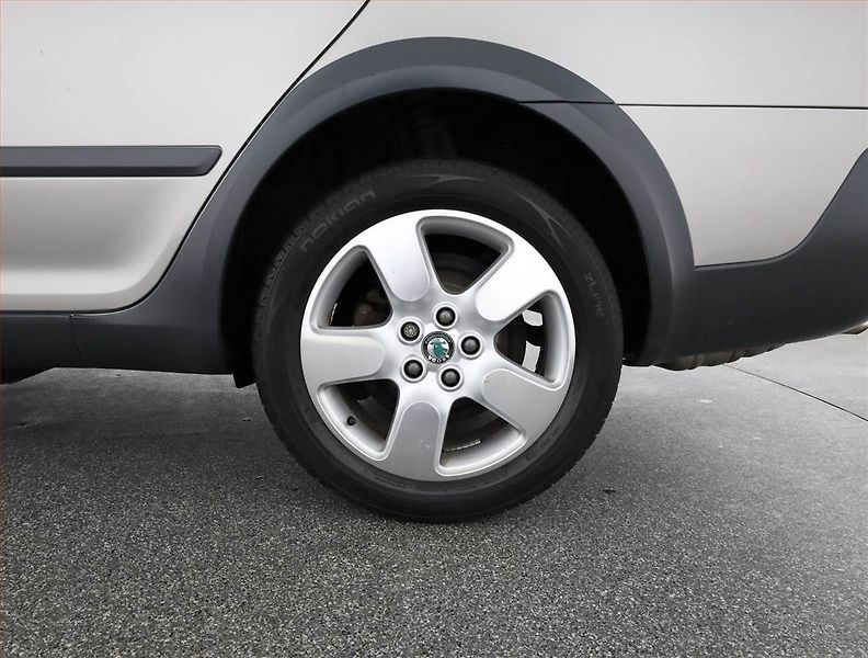 Škoda Octavia (2008) Scout 2.0 TDI, 4X4, ČR,1.maj - fotka 21 z 21