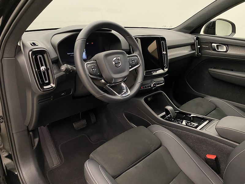 Volvo XC40 B4 AWD DARK PLUS AUT CZ - fotka 4 z 58