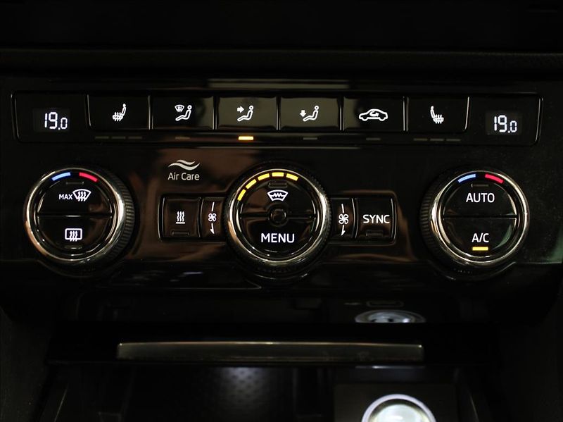 Škoda Superb 2,0 TDi 140kW 4x4 Style Plus - fotka 24 z 31