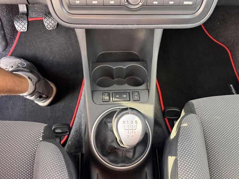 Škoda Fabia 1.4i 63Kw SPORT - fotka 14 z 23