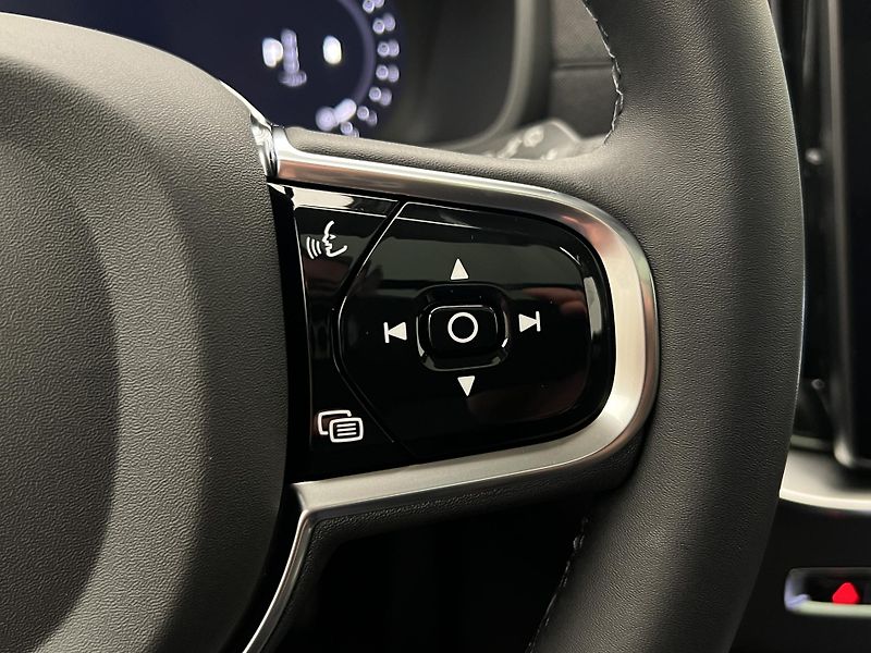 Volvo XC90 (2026) B5 AWD DARK PLUS - fotka 23 z 47