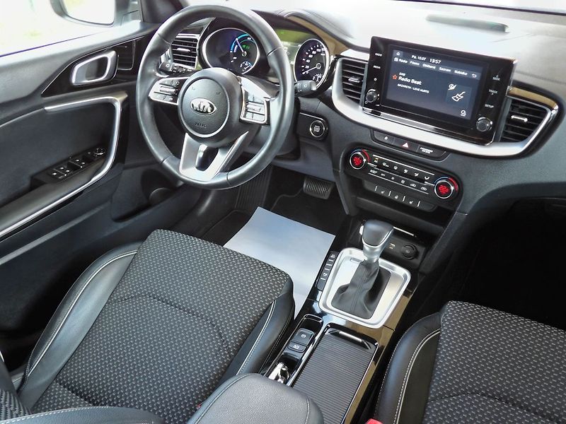 Kia Ceed 1.6GDI PHEV Comfort Tažné - fotka 23 z 36
