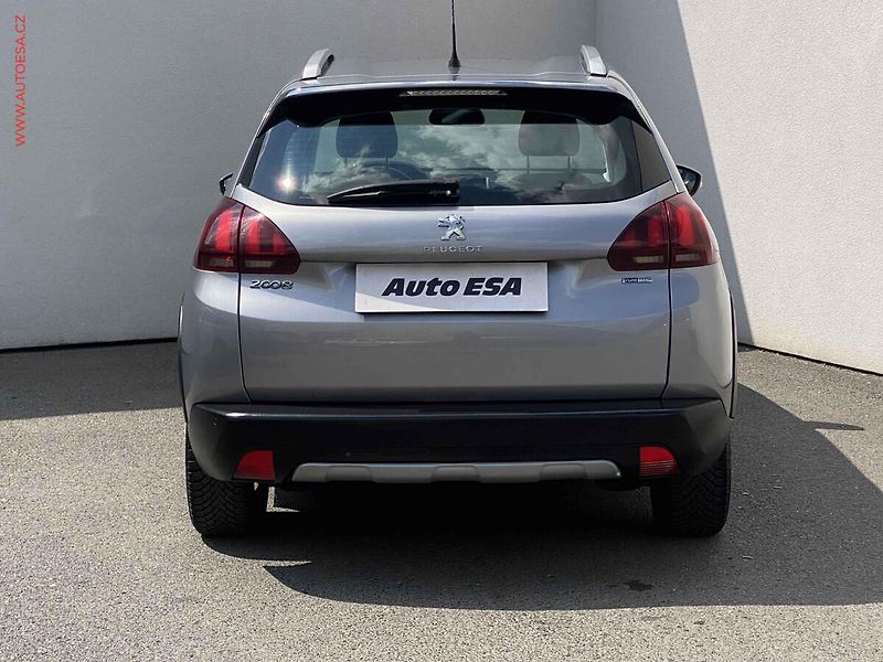 Peugeot 2008 (2016) 1.2 PT, AT, navi - fotka 5 z 16