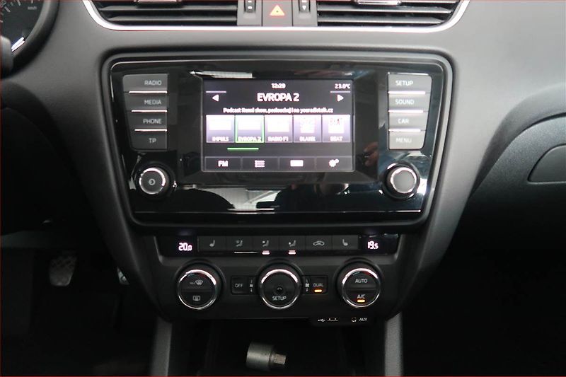 Škoda Octavia (2015) Elegance 1.6 TDI, Tempomat - fotka 12 z 17