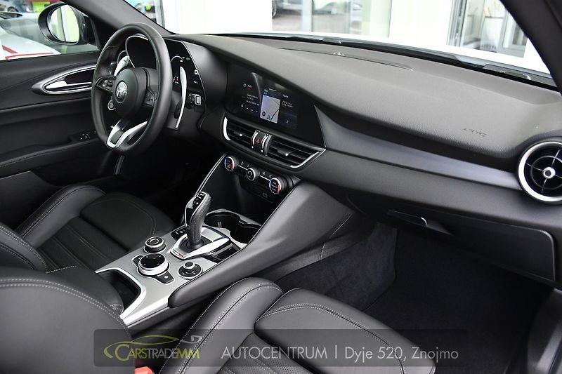 Alfa Romeo Giulia 2.0T 16V 206kW VELOCE AT8 Q4 - fotka 15 z 49