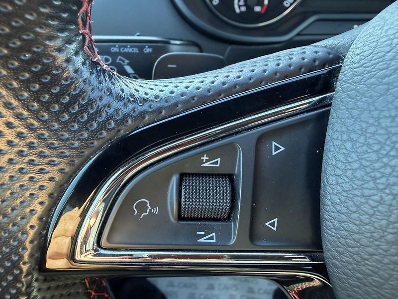 Škoda Octavia RS 2.0 TSI CHALLENGE DSG XENON - fotka 19 z 49