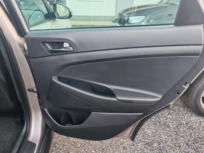 Hyundai Tucson 1.7 CRDi 1. májitel - fotka 18 z 24
