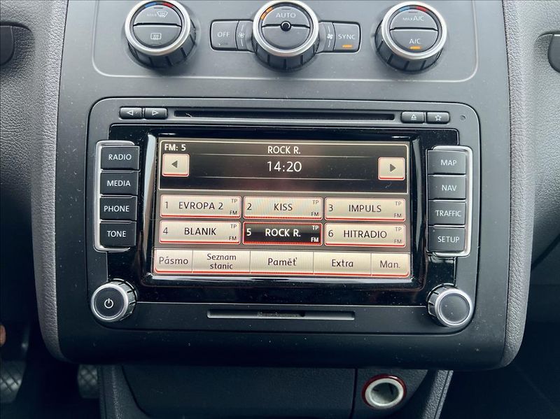 Volkswagen Touran 1,6 TDi  NAVI / kamera / ALU - fotka 29 z 44