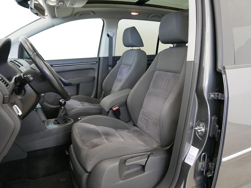 Volkswagen Touran - fotka 11 z 27