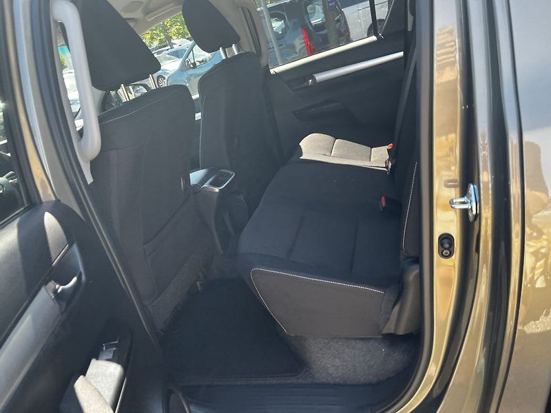 Toyota Hilux 2.8D 4x4 6AT Executive - fotka 14 z 33