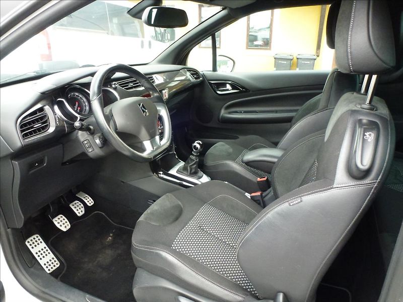 Citroën DS3 1,6 16V VTi THP SportChic - fotka 17 z 51