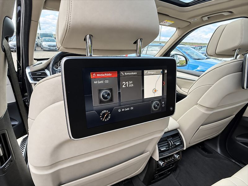 BMW X5 40e Xdrive LED HUD PANO TZ - fotka 41 z 42