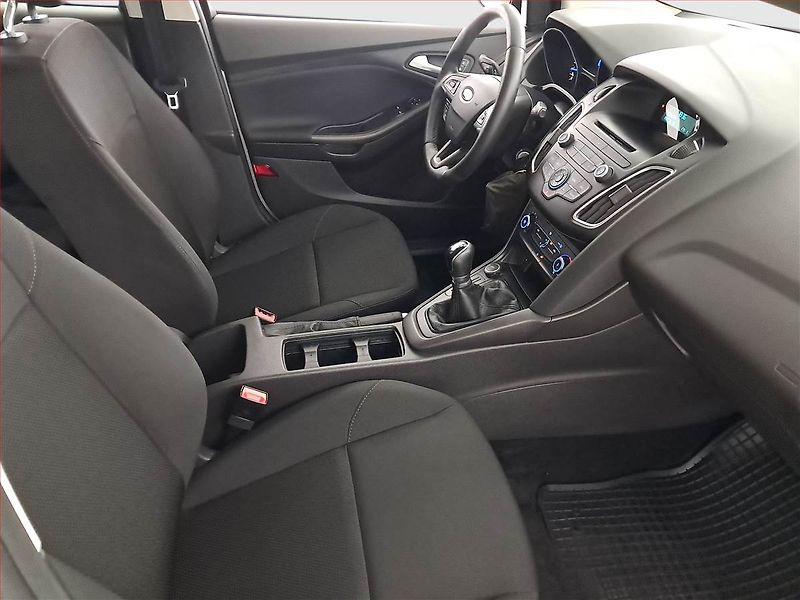 Ford Focus (2017) 1.6 i, Tempomat - fotka 9 z 15