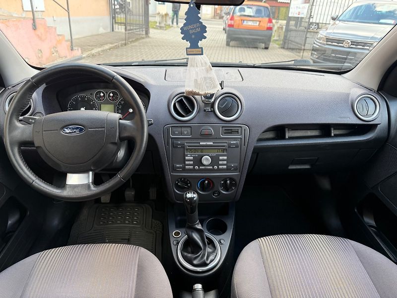 Ford Fusion (2010) 1.4 i - fotka 6 z 12