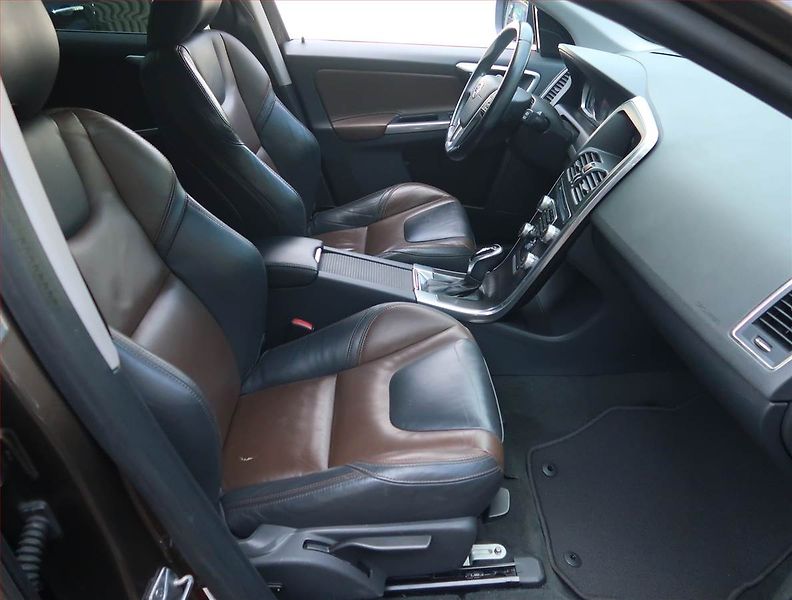 Volvo XC60 (2014) D4, 4X4, Automat, Kůže - fotka 9 z 17