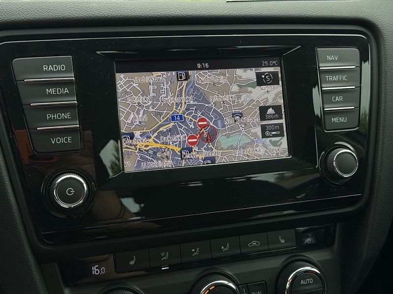 Škoda Octavia 2.0 TDI CR DPF Elegance Combi - fotka 12 z 28
