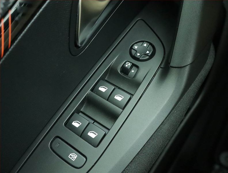 Peugeot 2008 (2023) Active 1.2 PureTech - fotka 14 z 15