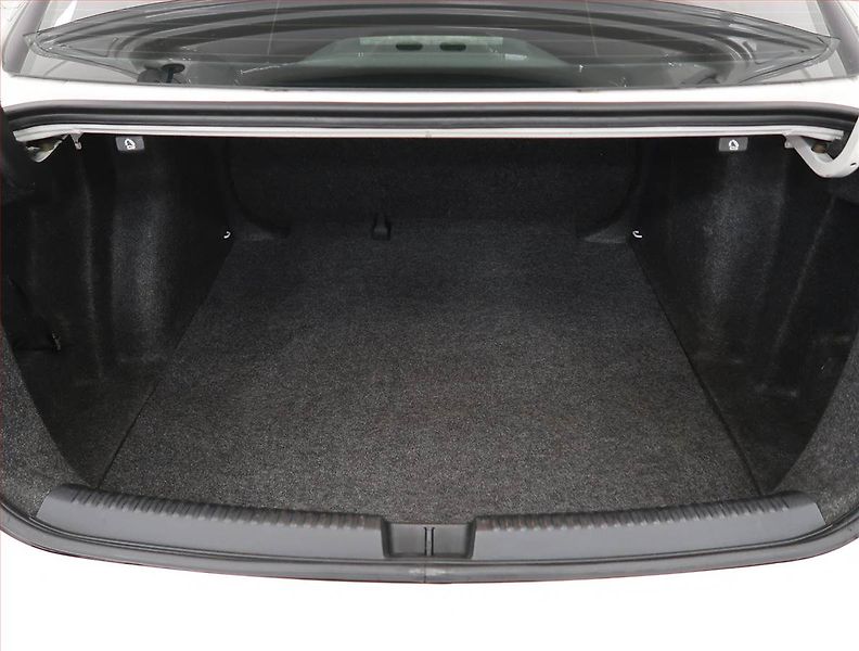 Volkswagen Jetta (2011) 1.6 TDI, Park. senzory - fotka 13 z 15