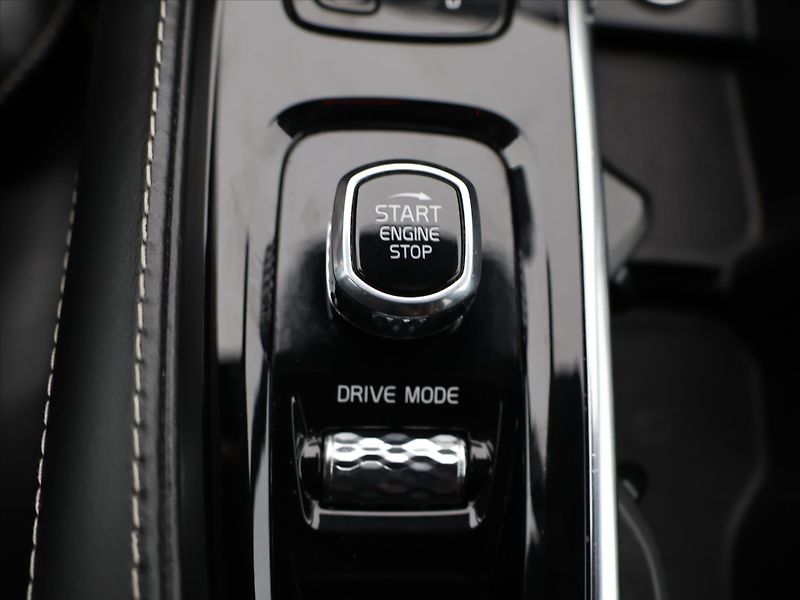Volvo XC90 2.0 B6 220kW R-Design CZ Aut. - fotka 26 z 36