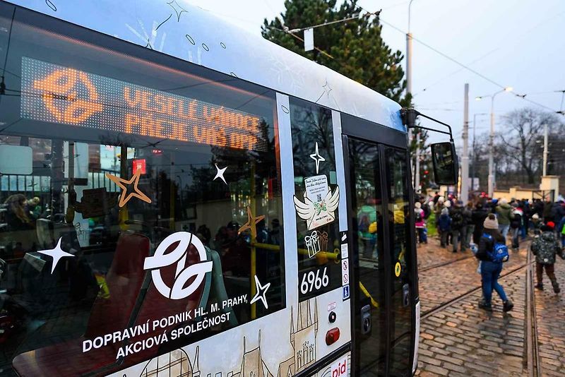 Vánoční flotila pražského dopravního podniku.