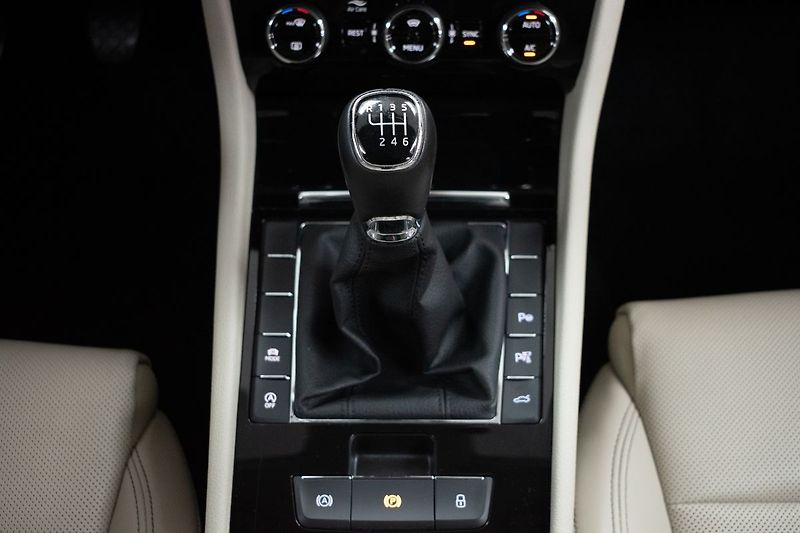 Škoda Superb 2.0 TDI L&K*TAŽNÉ*DPH*ČR 1.MAJ - fotka 28 z 52