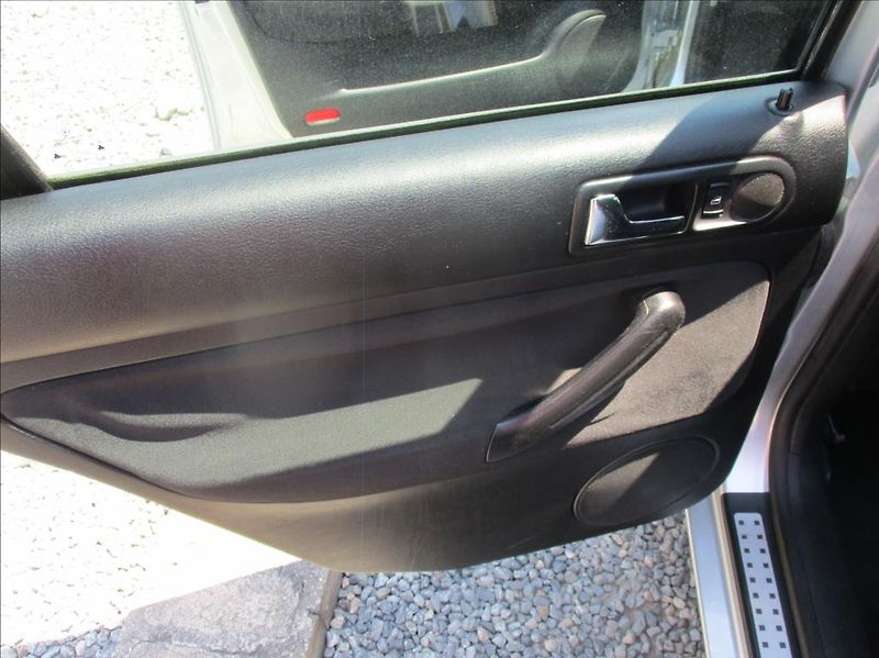 Volkswagen Golf 1,9 TDi,96kW,digiklima,servis, - fotka 10 z 26