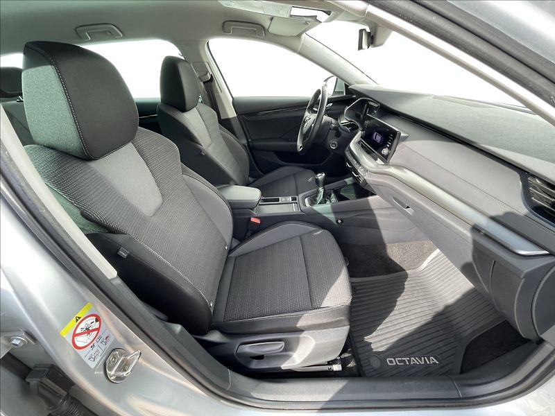 Škoda Octavia 2,0 TDI Combi Ambition Plus - fotka 18 z 23