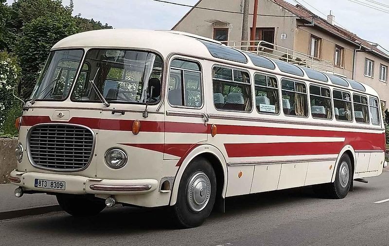 Habrovany cestovaly časem. Park zaplnily historické automobily i motorky.