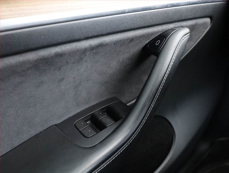 Tesla Model Y (2022) Long Range AWD 75kWh, SoH 97% - fotka 14 z 19