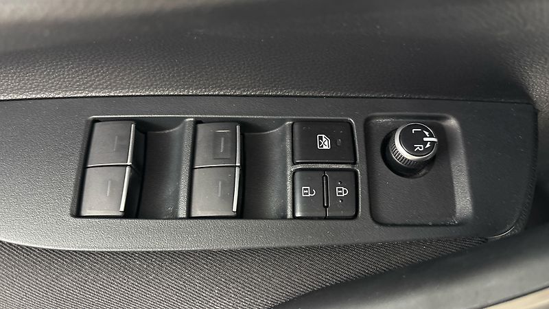 Toyota Corolla 1.8 Hybrid AUT Active Sedan - fotka 22 z 24