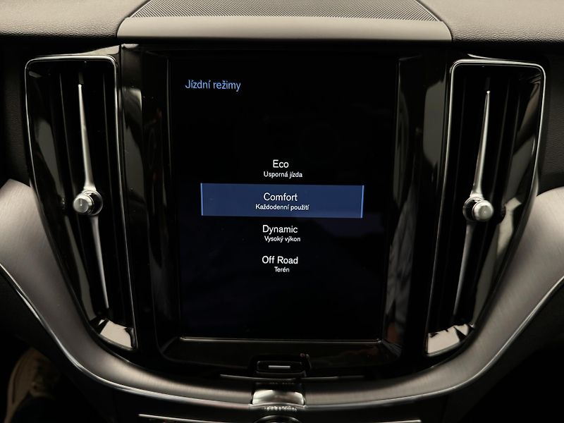 Volvo XC60 B4 AWD MOMENTUM AUT REZERVACE - fotka 43 z 45