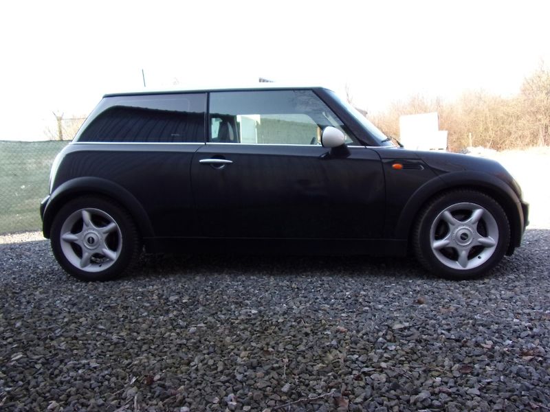 Mini Cooper (2003) 1.6i 85kW  SYMPATICKÝ VŮZ - fotka 4 z 18