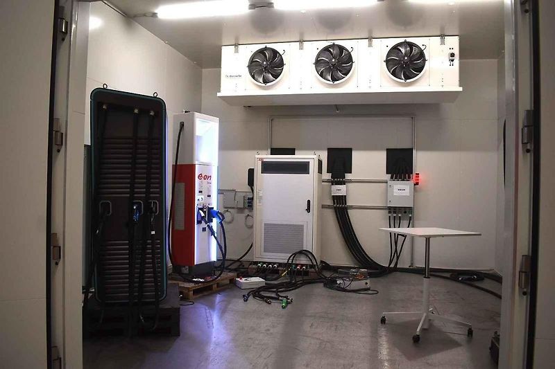 S vozy Kia EV9 jsme mohli vjet přímo do haly s testovacími zařízeními