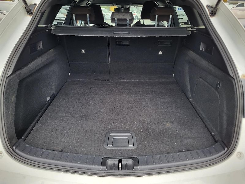 Toyota Corolla 2.0 Hybrid e-CVT 112kW Trek - fotka 39 z 46