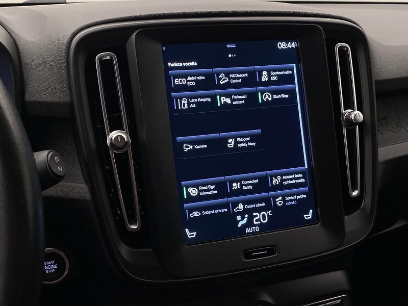 Volvo XC40 T2 KINETIC AUT - fotka 33 z 39