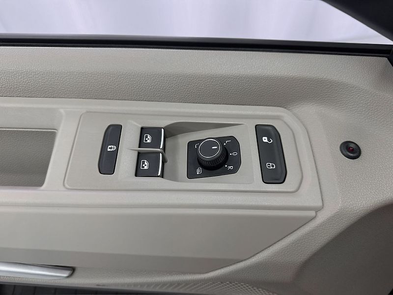 Volkswagen Multivan 2.0TDI DSG LIFE, PANORAMA, IQ. - fotka 23 z 28