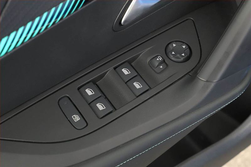 Peugeot 2008 (2021) Allure 50 kWh, SoH 91% - fotka 15 z 17