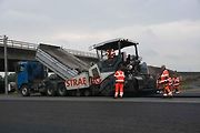 Stavba dálnice D1 mezi Říkovicemi a Přerovem je v plném proudu. V těchto dnech se pokládají asfaltové vrstvy na přeložce Tovačovské ulice.