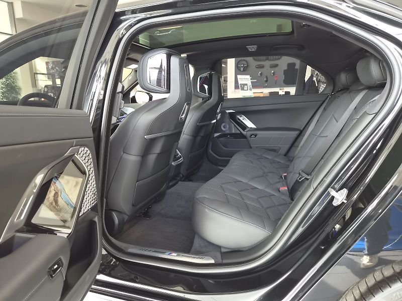 BMW Řada 7 740d xDrive - fotka 13 z 39