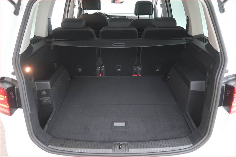 Volkswagen Touran (2023) 2.0 TDI - fotka 13 z 16