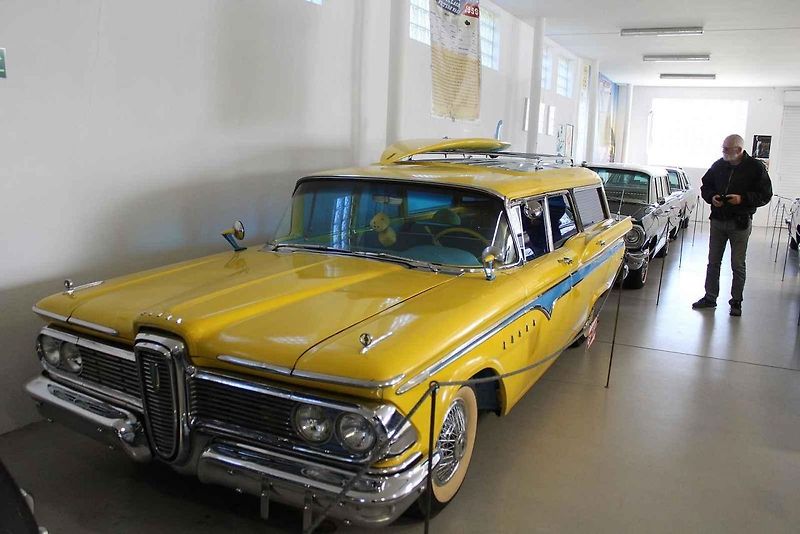 Příď vozu Cadillac Fleetwood Series 60 z roku 1947.