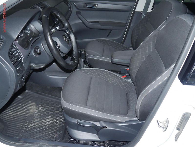 Škoda Fabia (2022) 1.0 TSi, ČR, Ambition, zámek - fotka 9 z 19