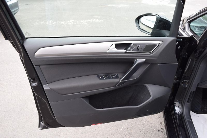 Volkswagen Golf Sportsvan (2016) 1.4TSI 92kw CLBMT TAŽNÉ NAVI  - fotka 18 z 50