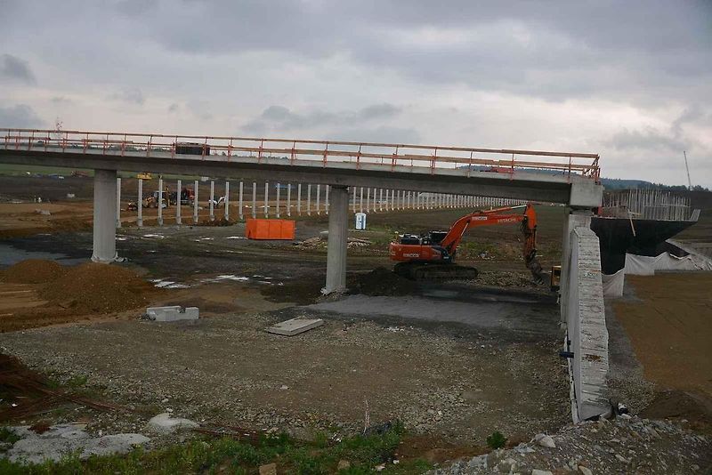 Stavba dálnice D1 mezi Říkovicemi a Přerovem je v plném proudu. V těchto dnech se pokládají asfaltové vrstvy na přeložce Tovačovské ulice.