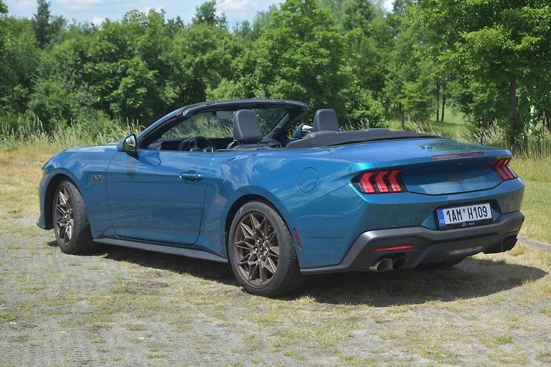 Ford Mustang Convertible - I v sedmé generaci neztrácí svůj půvab.