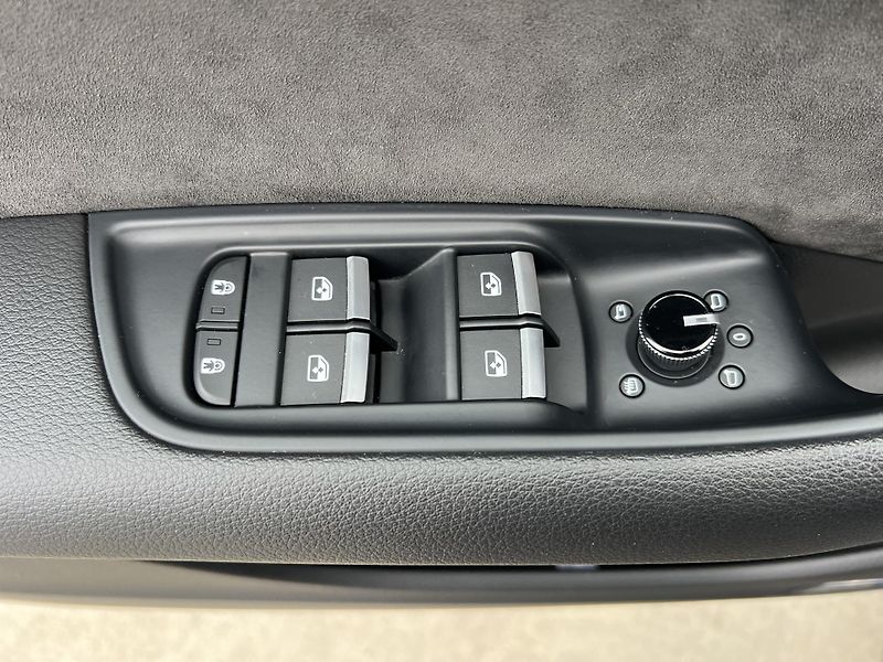 Audi Q8 55 TFSi QUATTRO S-LINE, TAŽNÉ - fotka 24 z 29